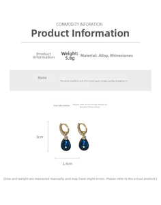 Détail de boucles d'oreilles goutte bleue avec cadre doré et dimensions de 3cm
