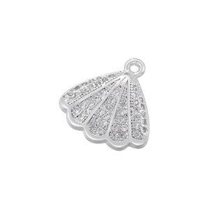 Détail d'un pendentif coquillage argenté serti de strass transparents étincelants