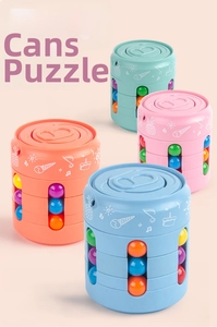 Nahaufnahme von vier bonbonfarbenen rotierenden Zauberbohnen-Puzzles mit süßen Grafiken