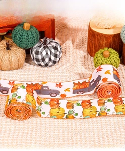 Détail de ruban de récolte d'automne avec motifs citrouilles sur fond en tissu gaufre