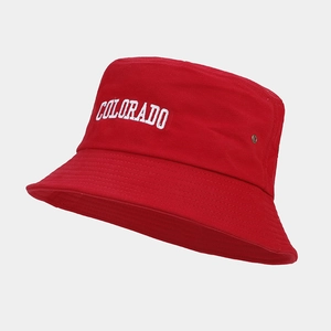 Dettaglio cappello alla pescatora rosso in cotone con ricamo Colorado e occhielli