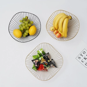 Nordischer Obstkorb aus Eisen in Schwarz und Gold mit minimalistischem Wellendesign