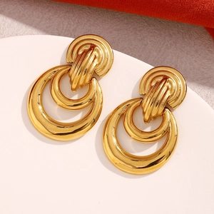 Détail de boucles d'oreilles double anneau plaquées or 18K sur un support blanc