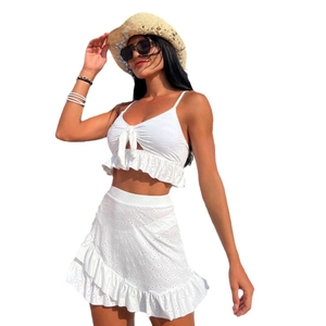 Ensemble bikini trois pièces blanc en broderie anglaise avec jupe à volants et nœud chic