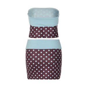 Détail du haut bandeau à pois et de la mini-jupe avec bordure bleu clair contrastée