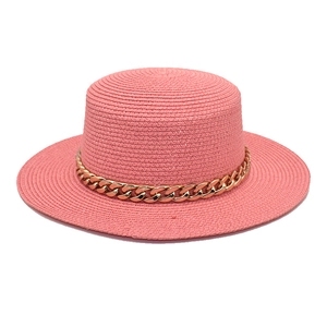 Chapeau de soleil plat rose en paille pour femme avec chaîne en acrylique dorée chic