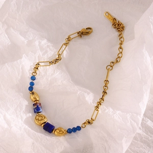 Détail du bracelet perlé plaqué or 18K avec pierres bleues et perles de lave texturées
