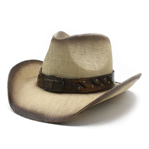 Chapeau de cowboy en paille de style western avec boucle tête de taureau sur fond blanc