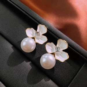 Eleganti orecchini a fiore con perle e petali in smalto bianco con pietre di zircone