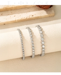 Drie VVS1 moissanite tennisarmbanden op een beige rol met sprankelende ronde zirkonia