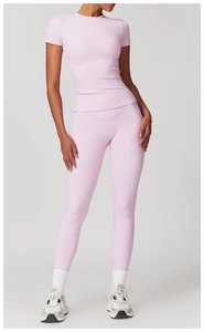 Hellrosa Yoga-Set mit kurzärmeligem Oberteil und High-Waist-Leggings für Fitness und Sport