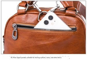 Detalle de mochila de cuero marrón suave con un bolsillo trasero con cremallera seguro