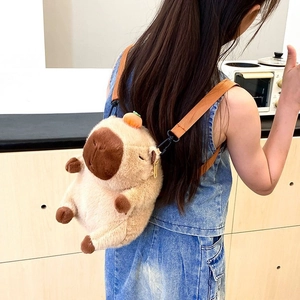 Dettaglio di un bambino che indossa lo zaino di peluche capibara con spalline regolabili e decori