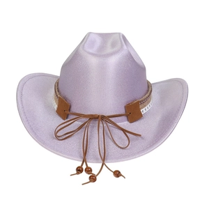 Détail du chapeau de cowboy à paillettes violet clair avec lanière en cuir et perles