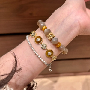 Ensemble de trois bracelets plaqués or 18k avec perles, zircon et perles d'acétate