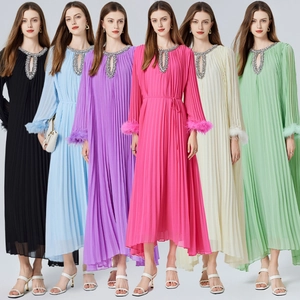 Robe Maxi Plissée Élégante En Mousseline Encolure Perlée Poignets En Plumes Manches Longues Couleur Unie Robe De Soirée