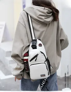 Détails d'un sac de poitrine en nylon blanc avec sangle réglable et poche filet pour gourde