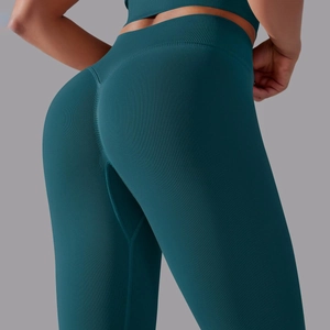 Nahaufnahme der nahtlosen gerippten Yoga-Leggings mit High-Waist und Push-Up-Effekt