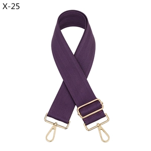 Dettaglio della tracolla regolabile in twill viola con ganci in metallo dorato