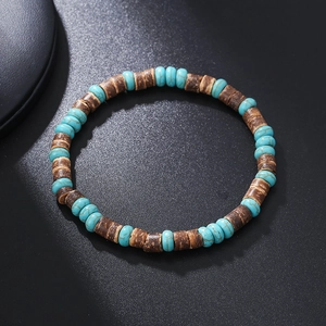 Detail van boheemse houten kralen en turkooisstenen op een heren surfer armband
