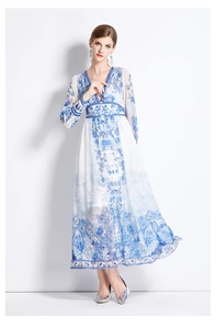 Détail d'une élégante robe fleurie bleue et blanche avec col en V et manches longues