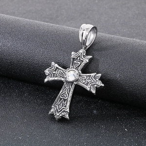 Détail du pendentif croix gothique en argent avec motif relief et pierre précieuse