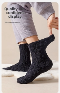 Gros plan de chaussettes en molleton corail noir épais montrant la texture douce et chaude