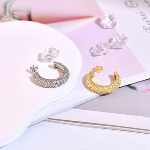 Chic S925 silver needle mesh texture C-shaped hoop earrings in gold and silver finish