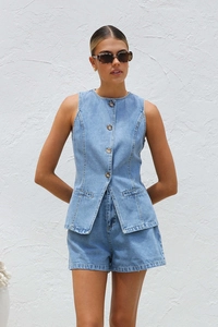 Vue détaillée de l'ensemble deux pièces en denim bleu avec gilet à boutons foncés et short