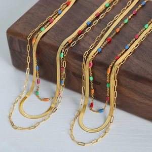 Collier triple épaisseur en acier titane doré avec chaîne trombone et perles colorées