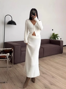 Elegante set due pezzi bianco da donna con cardigan scollo a V e gonna lunga in maglia