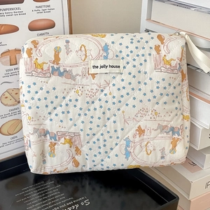 Gros plan sur la trousse de toilette matelassée avec motifs cirque et étoiles
