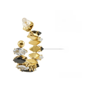 Detalle de pendientes en C de 2 cm en acero chapado en oro 18K con piedras de circón