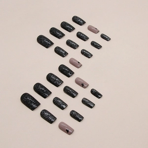 Faux ongles carrés avec paillettes noires et motifs de cœur rose poudré