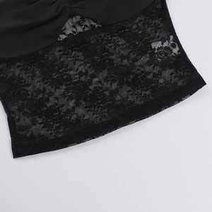 Detailansicht der filigranen Blumenspitze an einem schwarzen, sexy Camisole-Top