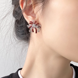 Elegante rote Emaille Feuerwerk Ohrstecker mit Silberbasis und weißen Zirkonia am Modell