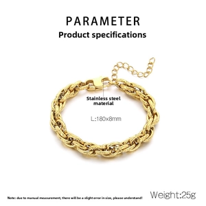 Détail d'un bracelet gourmette doré en acier de 8mm avec fermoir mousqueton et taille