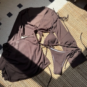 Dettaglio del set bikini quattro pezzi color caramello in tessuto stropicciato a nido d'ape