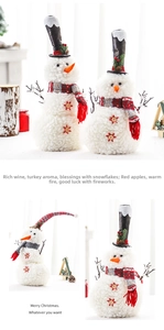 Détails de bonhommes de neige en peluche avec bras en branche et boutons de flocon de bois