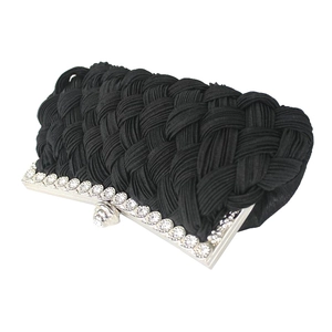 Detailansicht der schwarzen geflochtenen Clutch mit Silberrahmen und Kristallverschluss