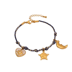Bracelet tressé bleu et gris avec breloques dorées soleil, étoile et lune sur fond blanc