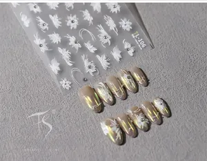 Makro-Detail von TL-106 3D-Präge-Nagelstickern mit Blumen und Schmetterlingen