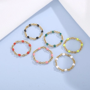 Set mit sechs minimalistischen Goldlegierungs-Kettenringen mit bunten Harzperlen