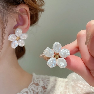Orecchini a fiore con perle stile francese e strass dorati per donne eleganti
