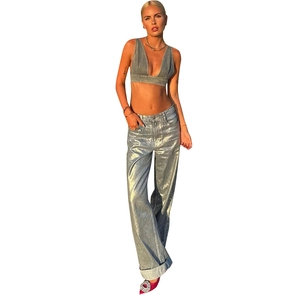 Top corto in denim senza maniche e pantaloni metallizzati argento a gamba larga