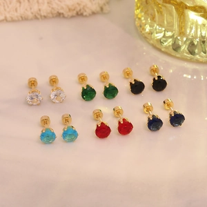 Six paires de boucles d'oreilles en acier titane doré avec pierres de zircone colorées