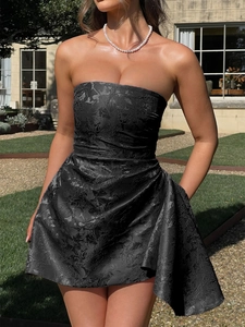 Détail de la robe bustier noire avec jacquard floral 3D et une coupe trapèze évasée