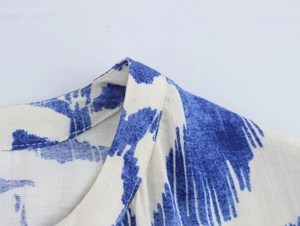 Nahaufnahme des V-Ausschnitts am blauen Batik-Baumwollkleid mit Stoffstruktur