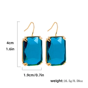 Detailansicht großer blauer Kristallohrringe mit Goldbeschichtung und Größenangaben