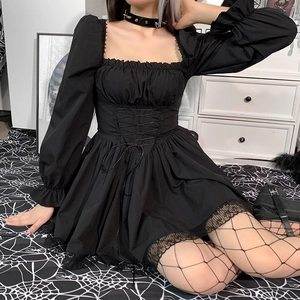 Detalle de vestido gótico negro con encaje, mangas abullonadas y cintura con cordones